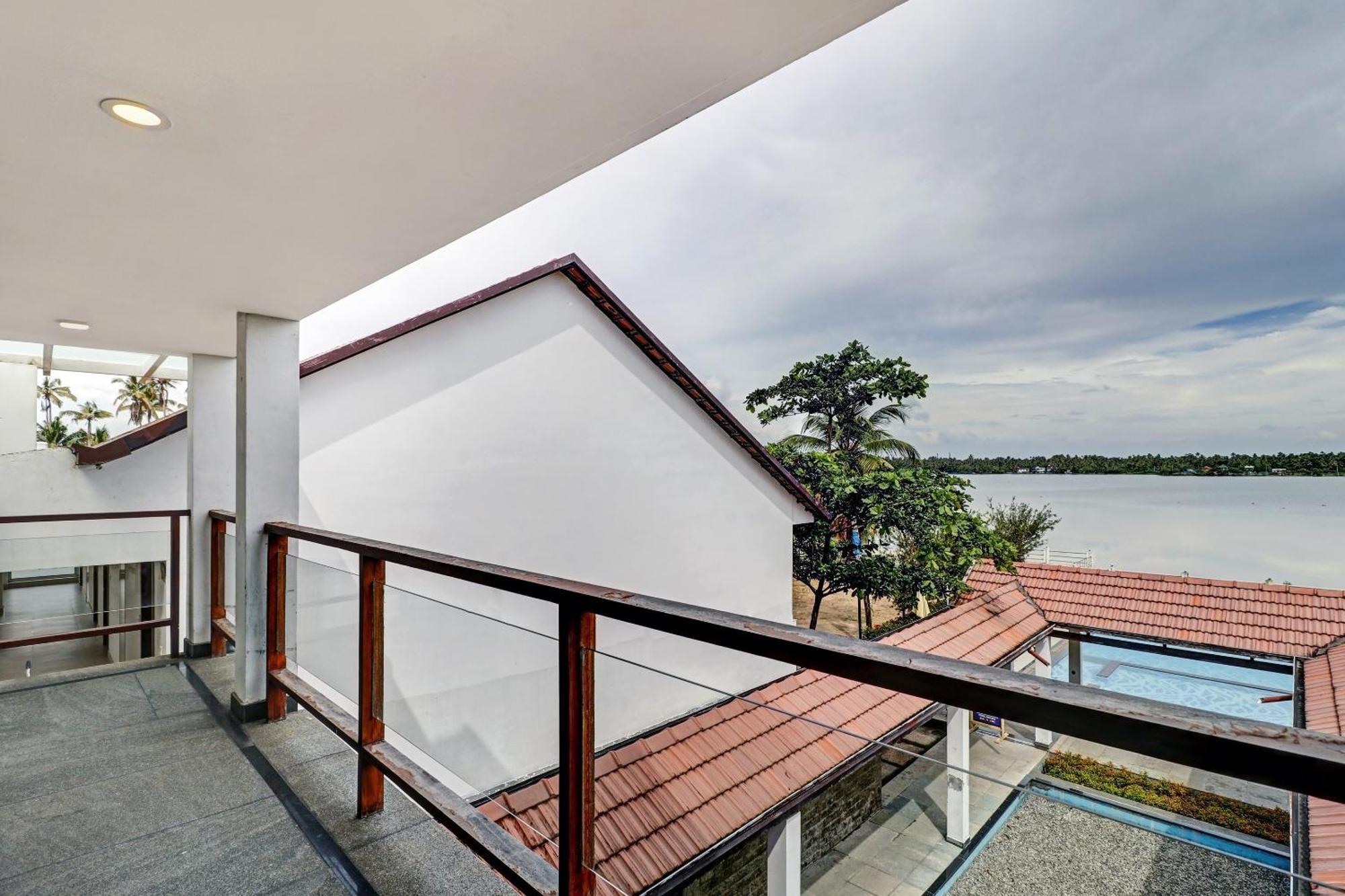 Townhouse Oak Edassery'S Sealine Villa Stay Kochi Exterior photo
